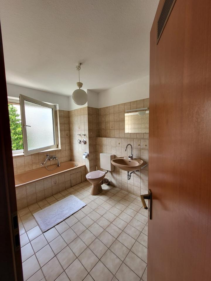 2-Zimmer Wohnung mit Balkon und Keller, großes Bad, ohne EBK