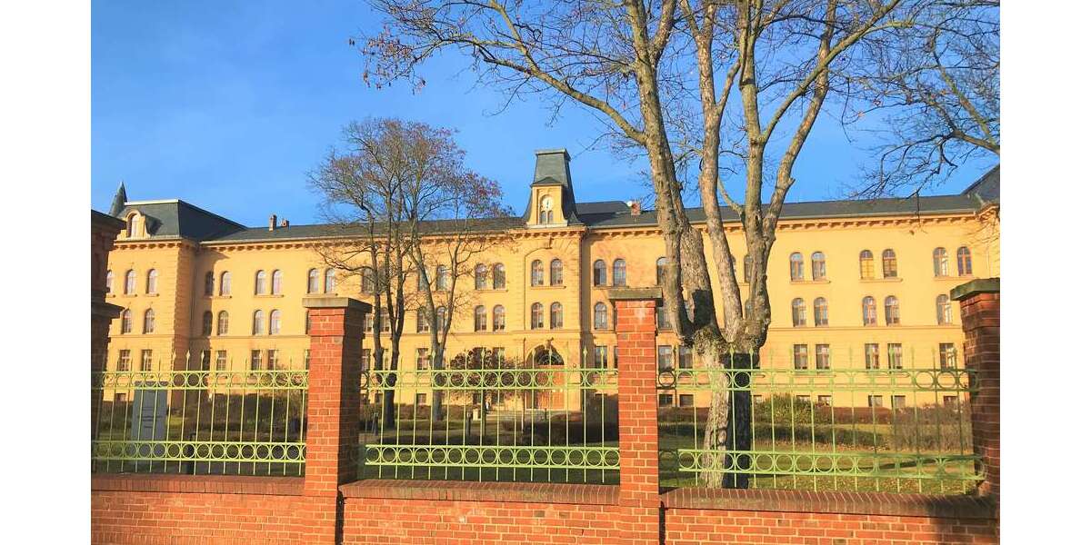 NEU -frisch renoviert. Gut geschnittene 4 Zimmer mit Balkon und Einbauküche! 4 zimmer