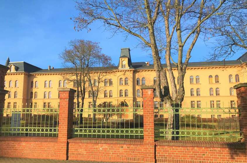 NEU -frisch renoviert. Gut geschnittene 4 Zimmer mit Balkon und Einbauküche! 4 zimmer