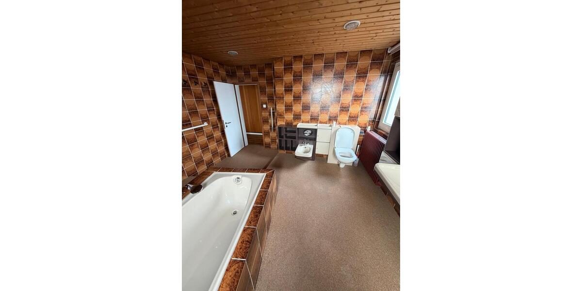 Etagenwohnung Poppenhausen - 7 Zimmer, 215 m&sup2;, 1.890&euro; | Angebot:26312178