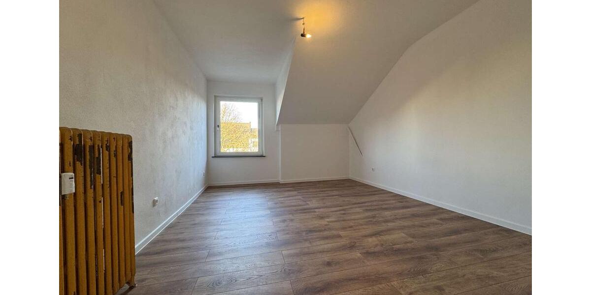 Dachgeschoßwohnung Wilhelmshaven - 3.5 Zimmer, 105 m&sup2;, 650&euro; | Angebot:24676273