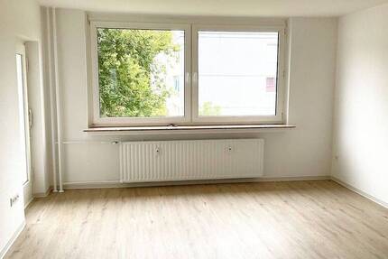 *NEUES Wohngefühl* Frisch RENOVIERTE 2-Zimmer-Wohnung + Tageslichtbad + neuer Vinylboden + 2 Balkone