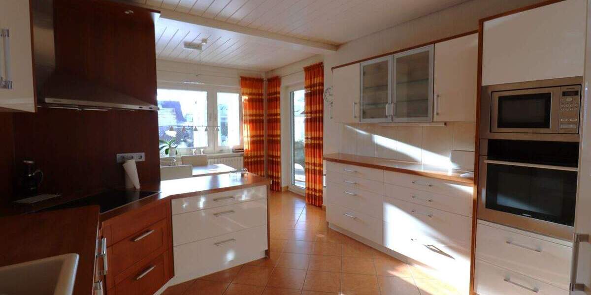 Großzügige 2,5 Zimmer Erdgeschosswohnung mit Wintergarten, Garage und Garten 2 zimmer