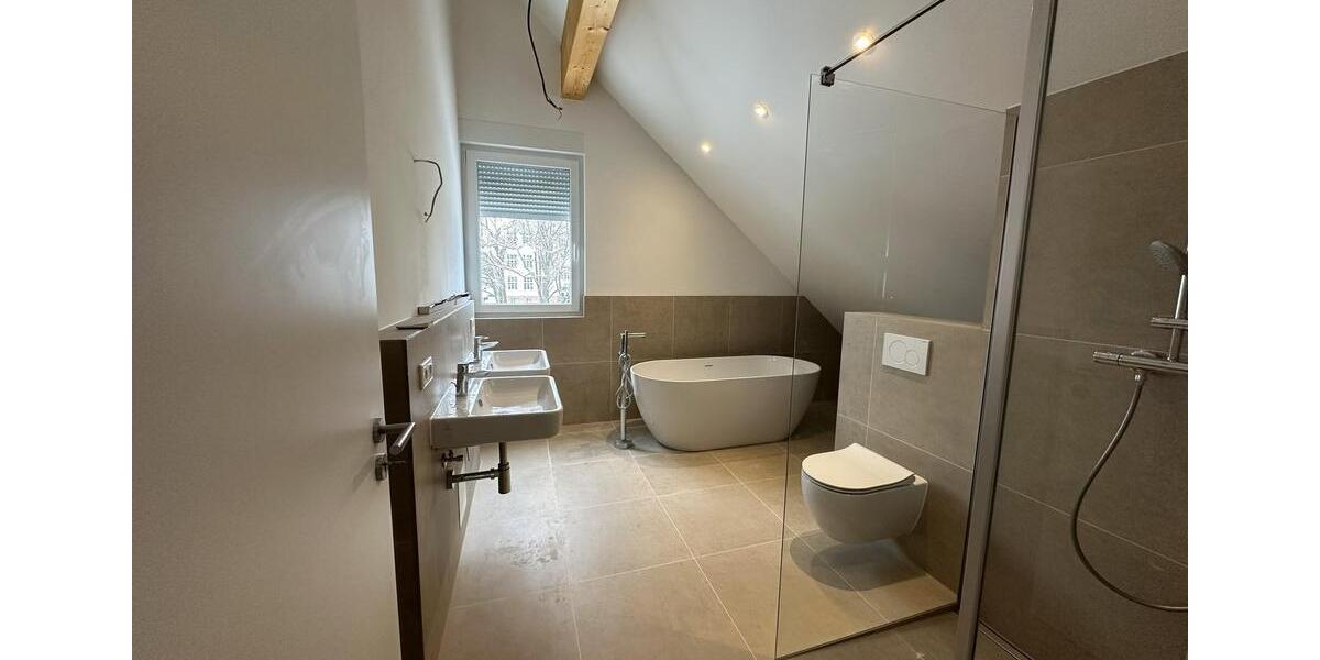 Erstbezug! Exklusives Wohnen im DG: 3-Zimmer, 5m Deckenhöhe, KfW 40, Klimaanlage, EBK & Südbalkon 3 zimmer