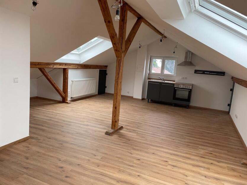 Erstbezug nach Sanierung: Stilvolle 3-Zimmer-Dachgeschoßwohnung
