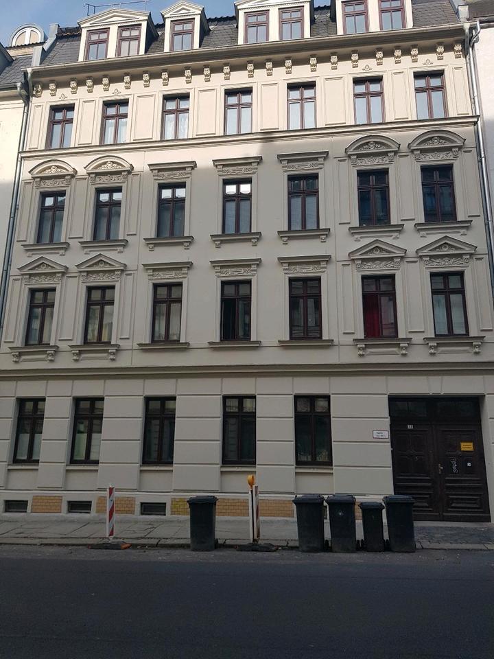 Helle 2,5 Zimmer DG Wohnung - mit EBK - WG geeignet 720€ kalt