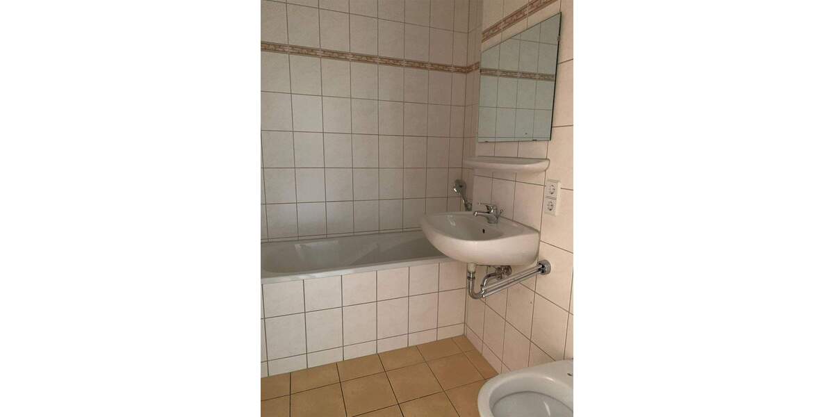 DG 3-Zimmer mit Balkon, Wanne, Abstellraum und Laminat in ruhiger Lage! EBK mgl. 3 zimmer