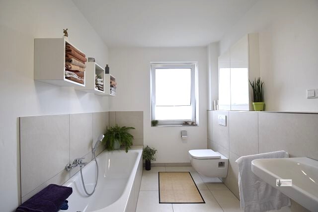 2-Zimmer-OG-Wohnung + 65,80 m² Wohnfläche + Aufzug + Balkon + Carport + EBK kann übernommen werden