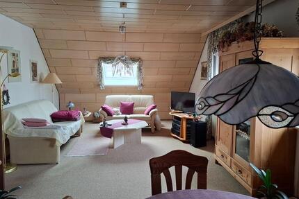 schöne helle 2 Zimmer DG Wohnung zimmer