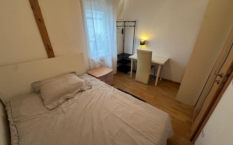 WG Zimmer mit Internet, Gästeküche, EtagenduscheWc, Waschmaschine, Trockner, Terrasse und Gartennutzung
