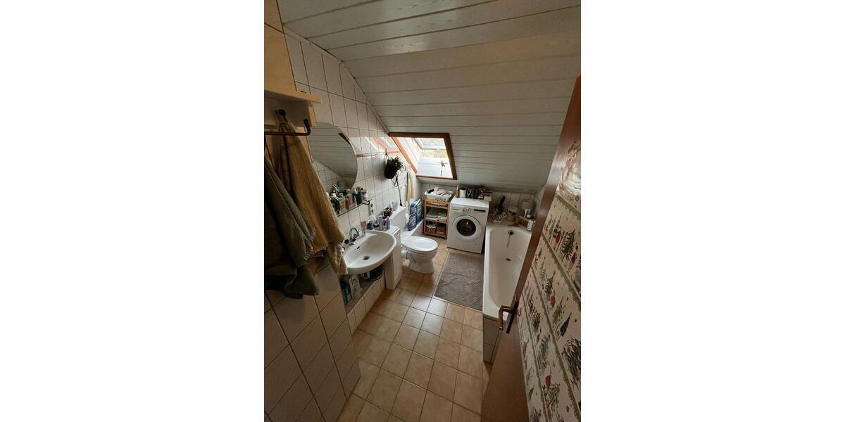 kleine hübsche Dachgeschosswohnung 2 zimmer