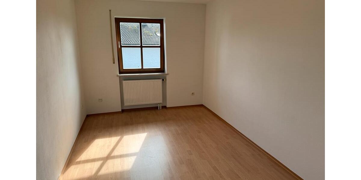 Etagenwohnung Hengersberg - 3 Zimmer, 72 m&sup2;, 650&euro; | Angebot:25550464