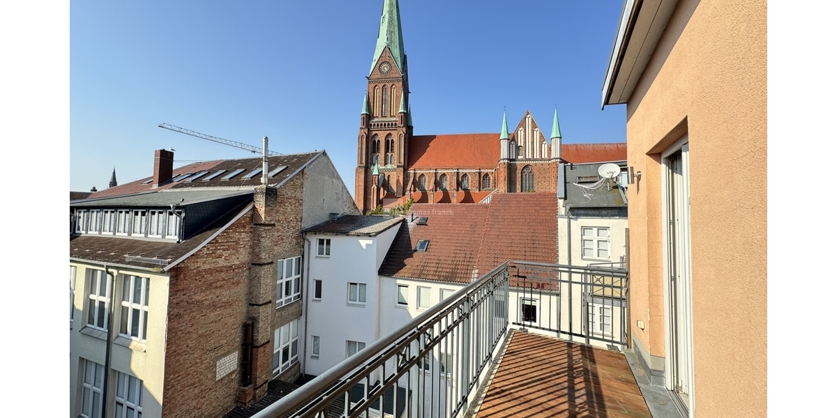 Wohnen mit Weltkulturerbe: 2-Zimmer-Wohnung mit Balkon, Fahrstuhl & Ausblick - Etagenwohnung Schwerin Altstadt | Angebot:26614880