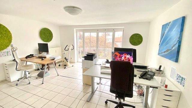 Helles, ruhiges Büro mit Balkon & TG-Stellplatz in Laufen. 1 zimmer