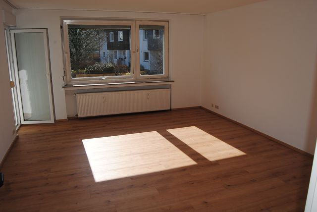 Wohnung im EG mit Balkon, Garage und Stellplatz in ruhiger Lage ... sucht lebensälteren Mieter ... 2 zimmer