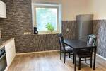 Zentral und schön renoviert: Helle 2-Zimmer-Wohnung + Essküche + Bad, etc., im 1. Stock!