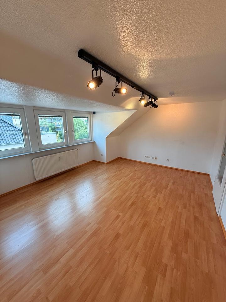 Tolles WG Zimmer Wohngemeinschaft Niederrad Flugbegleiter