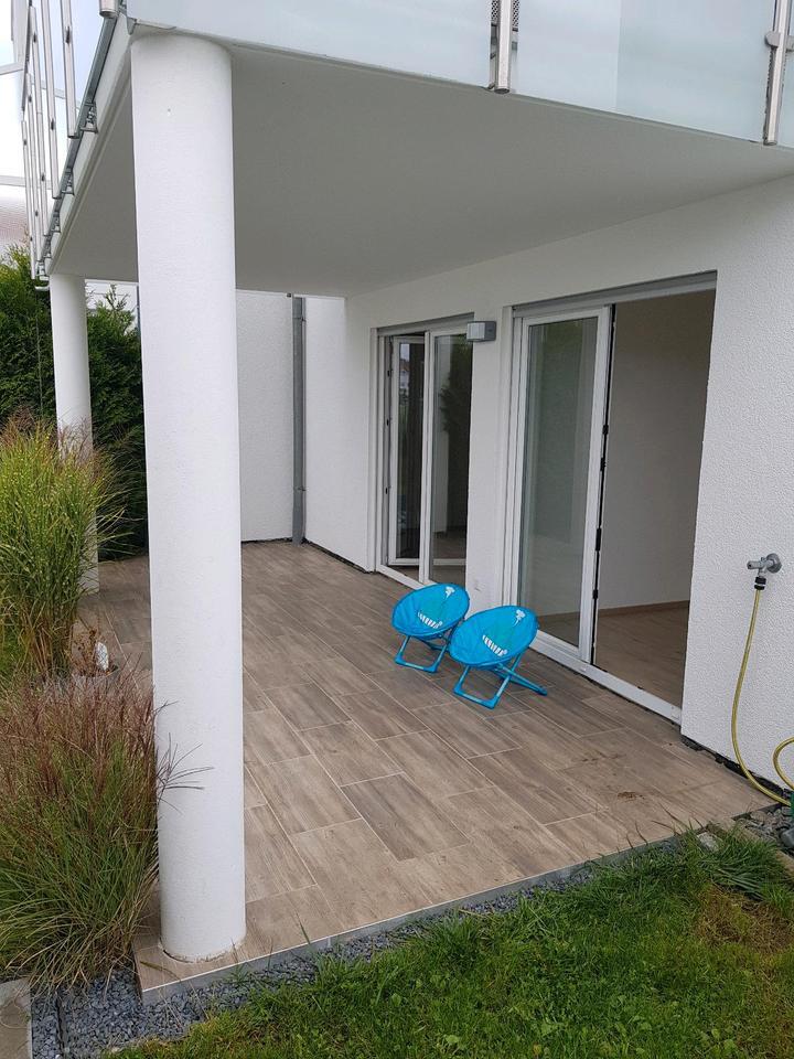 Wohnung 60 m2, 700€ warm. 2 Zimmer, EBK, Stellplatz, Terrasse.