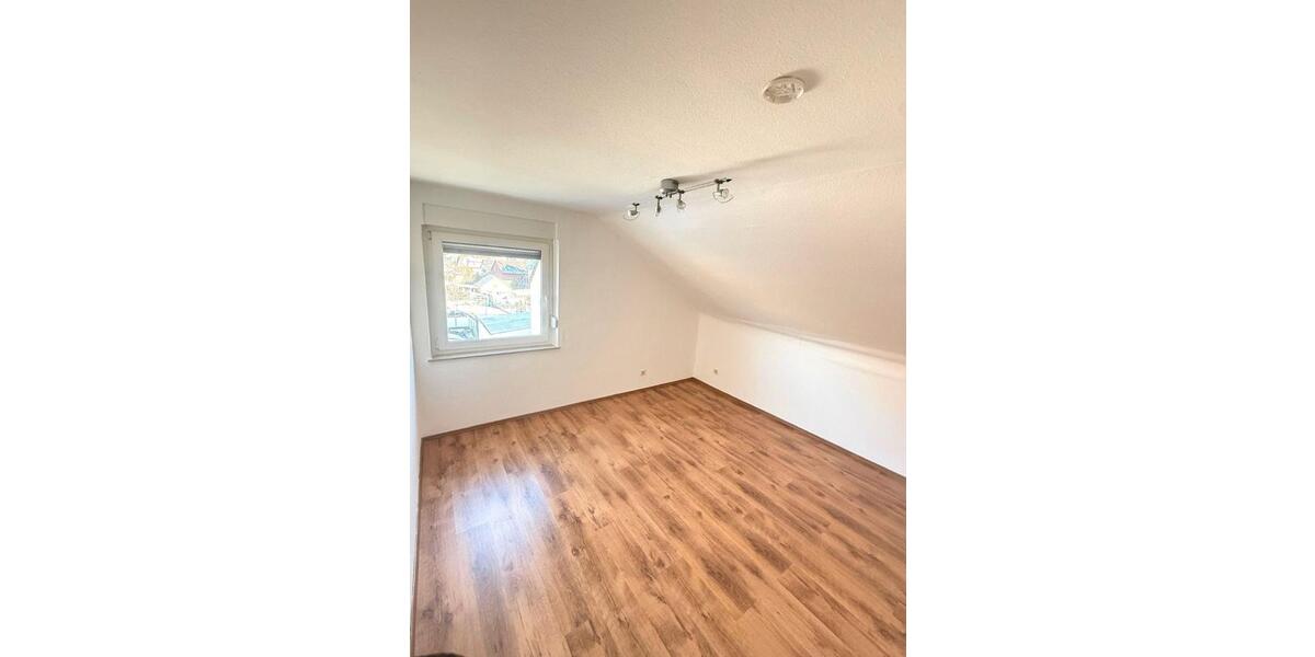 Dachgeschoßwohnung Kuchen - 3.5 Zimmer, 65 m&sup2;, 650&euro; | Angebot:25103993