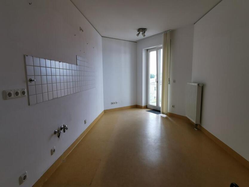 Stadt Landau: Hochwertige Büroflächen m. Lift, zentrale Lage mit guter Sichtbarkeit u. gr. Parkplatz