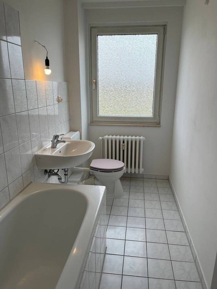 Schöne 4 Raum Wohnung mit Balkon.