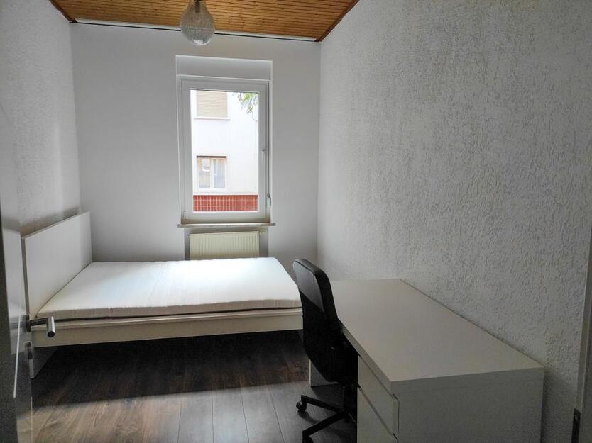 Schönes Zimmer in 4er WG