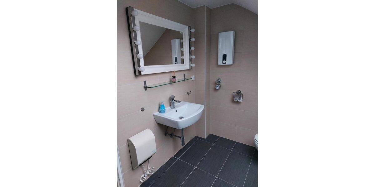 NIEDERREIFENBERG!,sehr helle,2 Zimmer Dachgeschosswohnung 2 zimmer