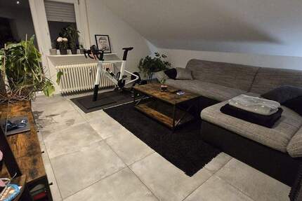 **VISTA Immobilien** Gemütliche Dachgeschoss-Wohnung mit modernem Wannenbad und Balkon 3 zimmer