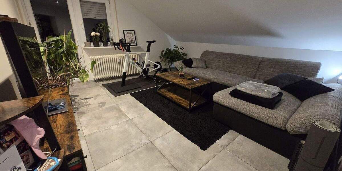 **VISTA Immobilien** Gemütliche Dachgeschoss-Wohnung mit modernem Wannenbad und Balkon 3 zimmer