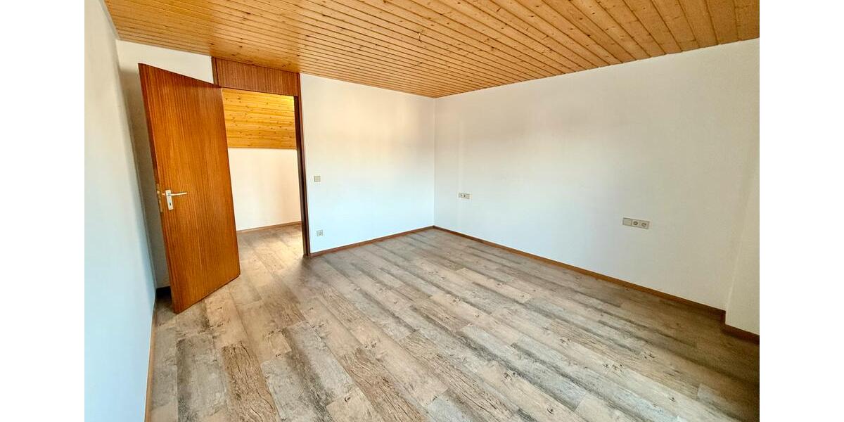 Dachgeschoßwohnung Kirchheim unter Teck - 3 Zimmer, 100 m&sup2;, 1.360&euro; | Angebot:24811598