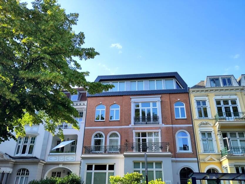 Großzügige helle AltbauWohnung in zentraler Lage zur Miete