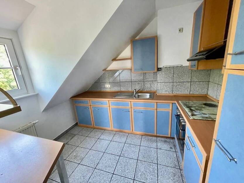 Helle DachWohnung mit Balkon EBK und PKW-Stellplatz!