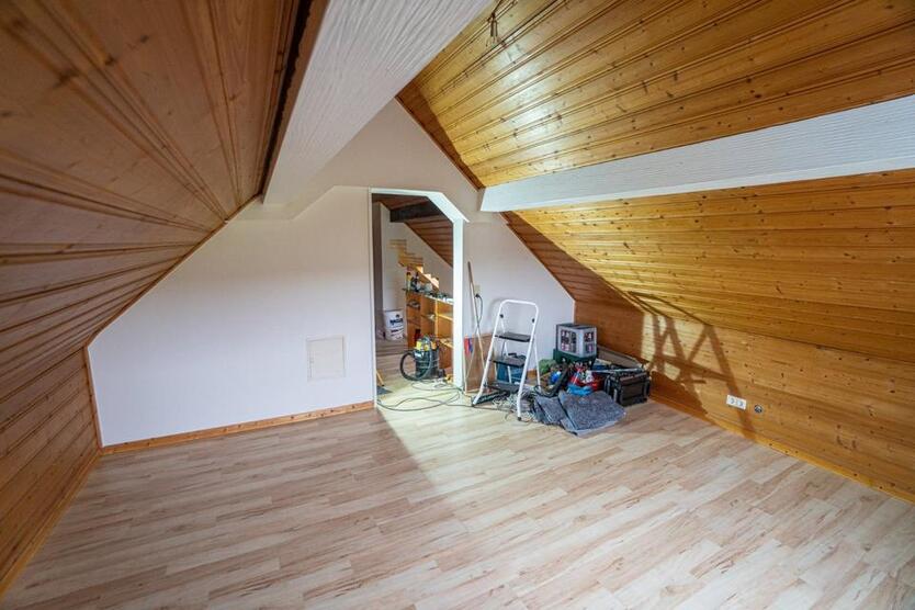 Dachgeschoßwohnung Tageslichtbad ruhige Wohngegend