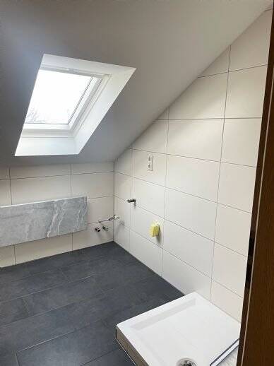 Helle 4-Zimmer-Wohnung im DG mit Balkon, EBK und Kellerraum