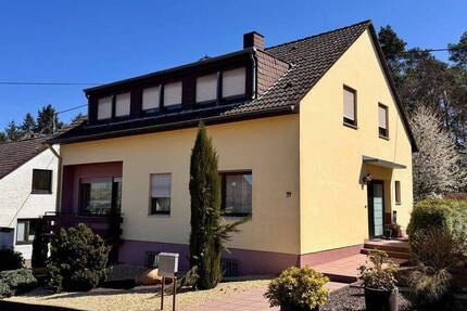 Ein- bis Zweifamilienhaus mit schönem Garten, Terrasse und Garage in Konz-Könen, frei ab Sept. 2025