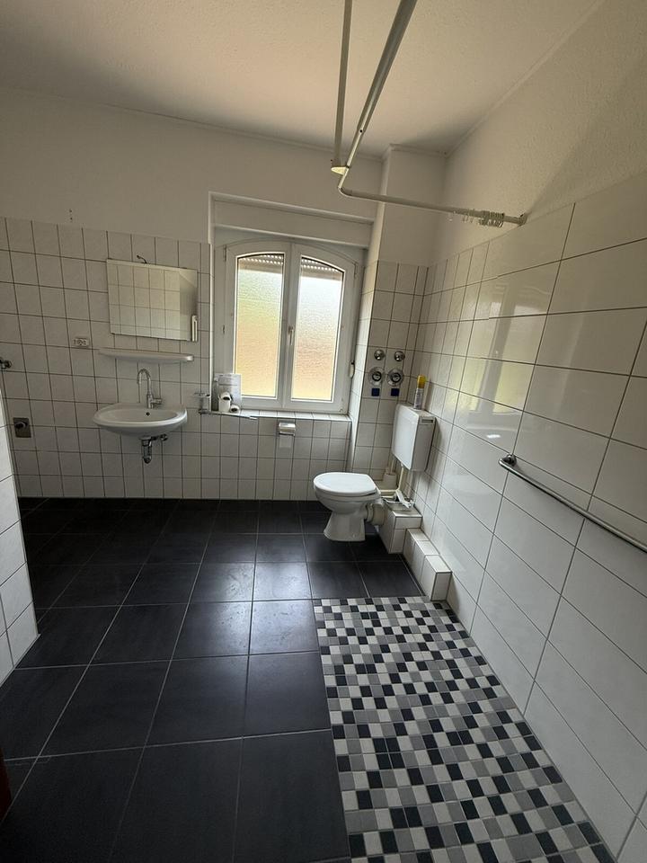 Bewegungsfreiheit in Ihrer bodengleichen Dusche. zimmer