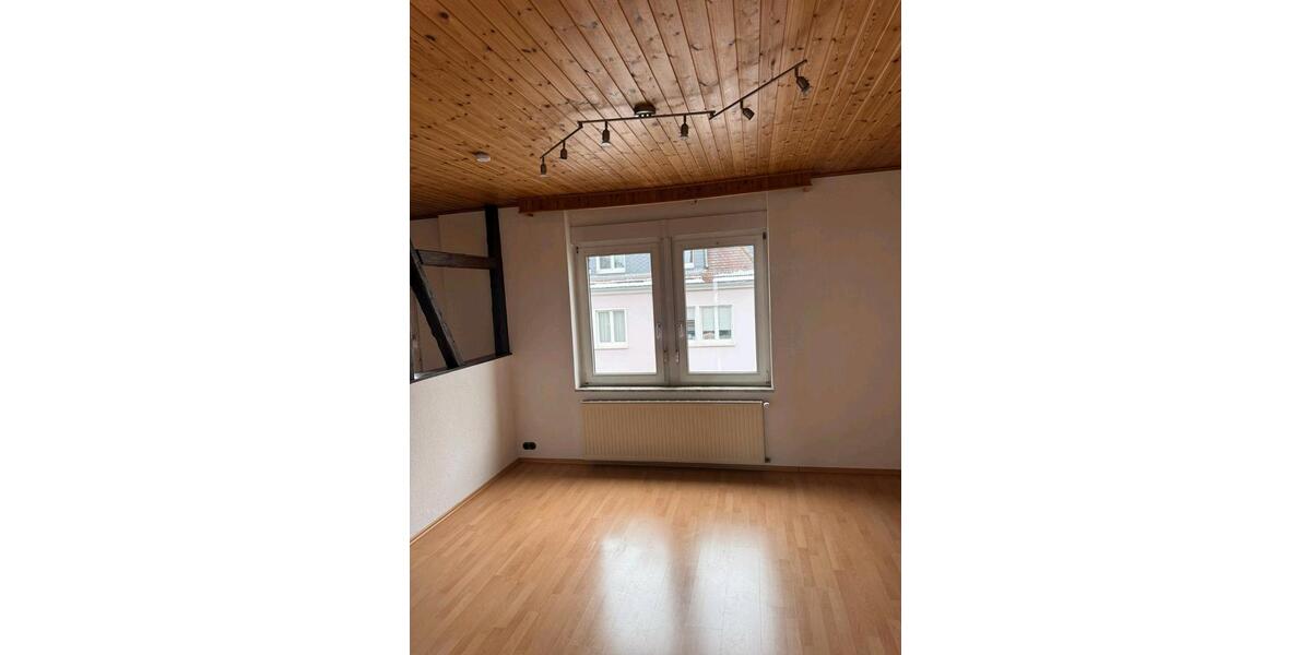 Dachgeschoßwohnung Pohlheim - 4 Zimmer, 105 m&sup2;, 1.450&euro; | Angebot:25058021