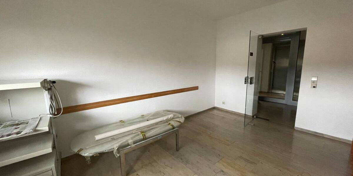 Gewerbeobjekt Achern - 6 Zimmer, 1.600&euro; | Angebot:24114054