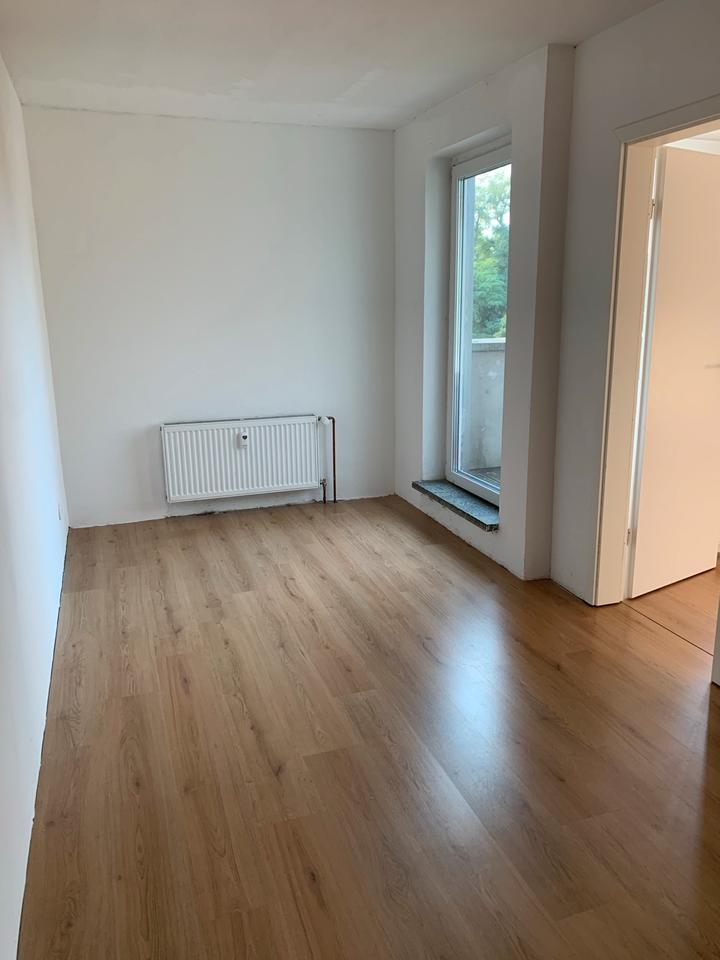 Sanierte 2,5 Zimmer Wohnung mit eigener Terrasse zimmer