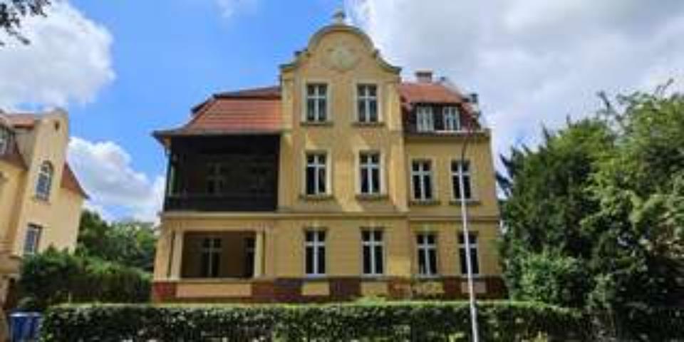 Erstbezug nach Grundsanierung 2 Balkone 4 Zimmer Stuckdecken 4 zimmer