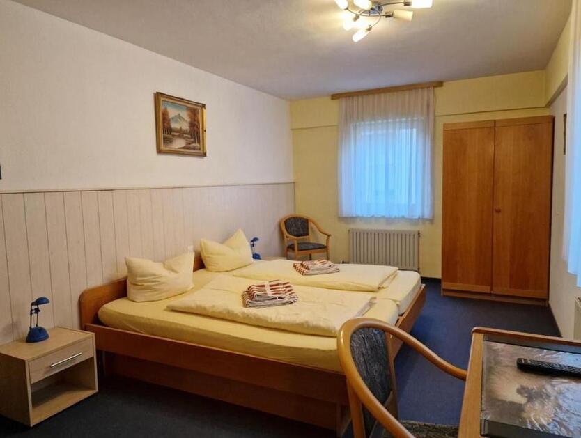 Gästehaus: Zimmer mit eigenen DuscheWc, Wlan, TV plus eine Gästeküche mit Gemeinschaftsraum