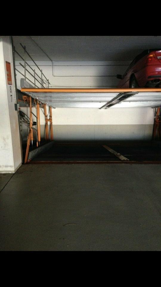 Garage und Stellplätze