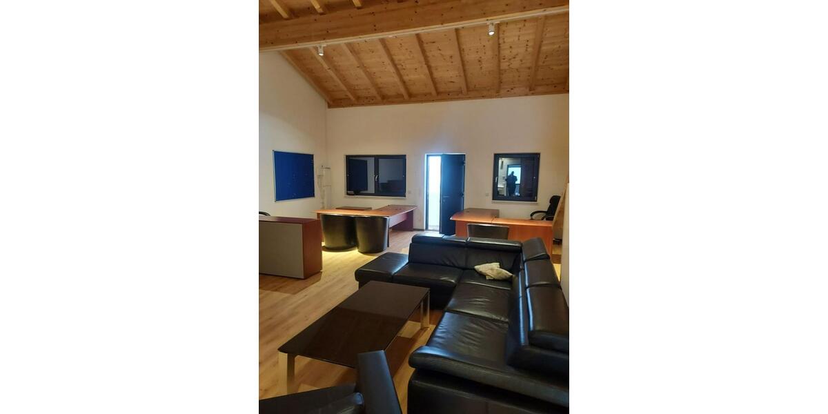 Gewerbehalle und Büro zimmer