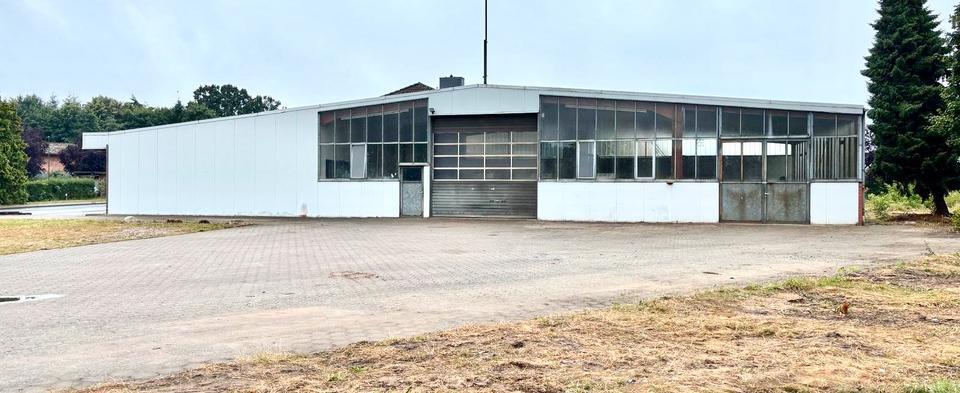 Gewerbehalle mit großem gepflasterten Grundstück