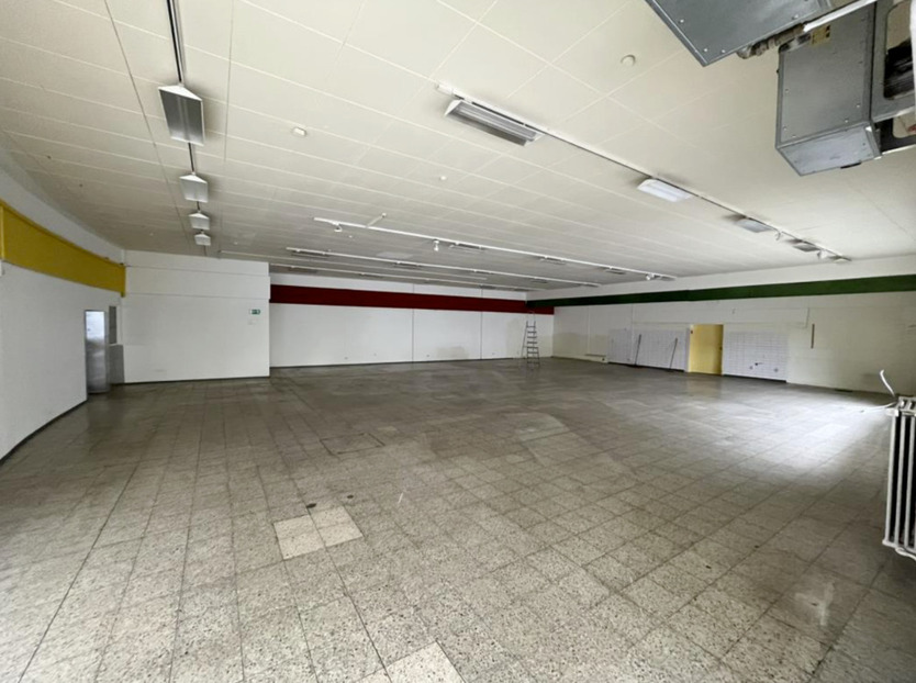Lagerfläche in ehemaligem Supermarktgebäude ca. 300m2 zimmer