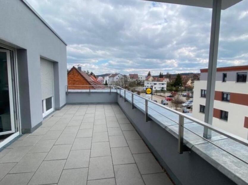 Helles möbliertes Zimmer in Penthouse mir großer Dachterasse