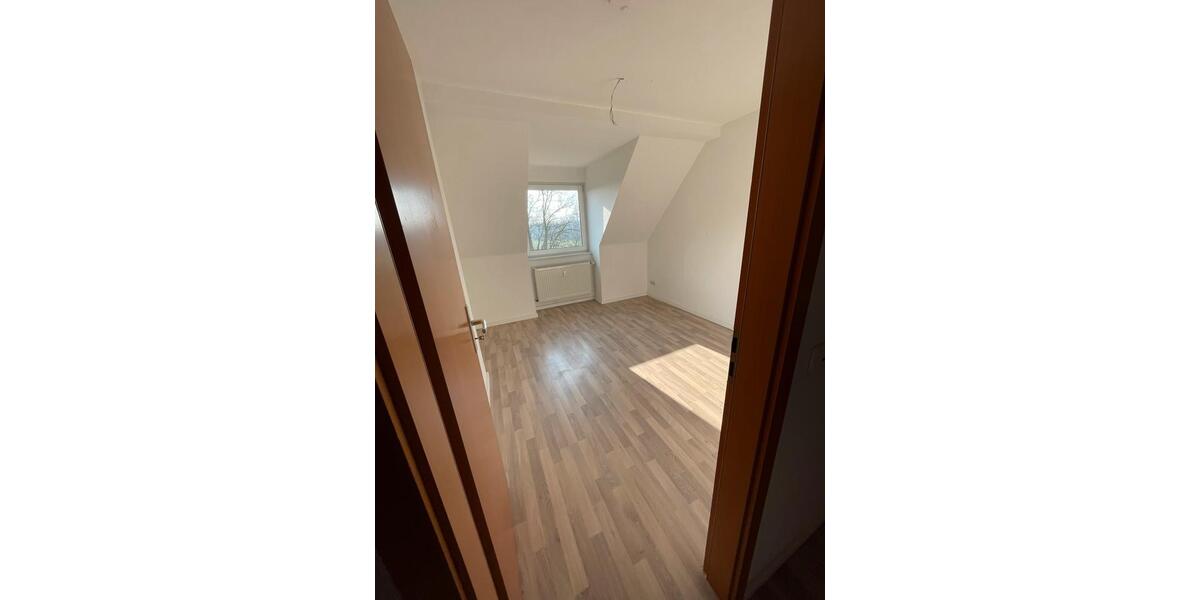 Dachgeschoßwohnung Elsteraue - 4 Zimmer, 85 m&sup2;, 470&euro; | Angebot:25960420