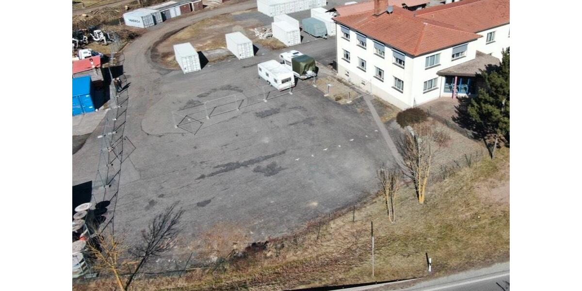 Geteerte und eingezäunte FreiflächeLagerfläche Nähe der Autobahn zimmer