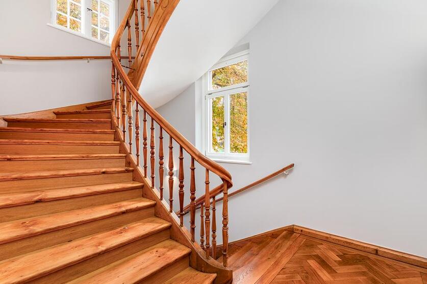 5-Zimmer-Wohnung im ersten Obergeschoss einer herrschaftlich sanierten Jugendstilvilla mit Balkon zimmer