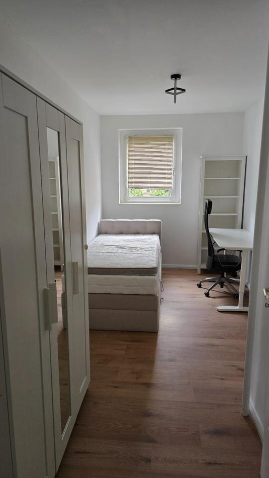 1 Zimmer in einer 3er WG - Neu renoviert